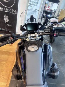 Moto de tourisme enduro haut de gamme avec siège confortable et capacité tout-terrain - Product Image 2