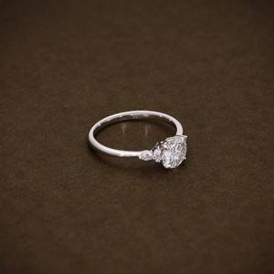 แหวนหมั้นเพชรทรงกลมเจียระไนแบบบริลเลียนท์ น้ำหนัก 1.15 กะรัต ผลิตในห้องปฏิบัติการ พร้อมเพชรทรงกลมและทรงมาร์คีส์ด้านข้าง ได้รับการรับรองจาก IGI ดีไซน์ทันสมัย - Product Image 2