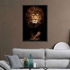 Impression murale élégante d'un lion, décoration personnalisée sur toile représentant la faune, encadrée en noir - Product Image 1