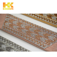 Ventes directes usine : Matériau supérieur de chaussure tissé en strass en forme de zigzag, idéal pour les sandales pour femmes