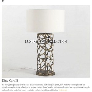 Lampe de table rustique en métal vieilli avec abat-jour en lin pour un style intérieur confortable et chaleureux inspiré de la ferme - Product Image 2