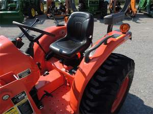 Tractor Compacto Kubota L3301 Ligeramente Usado |   Tractor diésel 4x4 de 33 CV con cargador frontal - Product Image 4