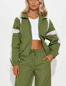 Ensemble de survêtement en polyester surdimensionné pour femmes avec capuche et logo personnalisé en gros avec veste et pantalon coupe-vent zippés - Product Image 4