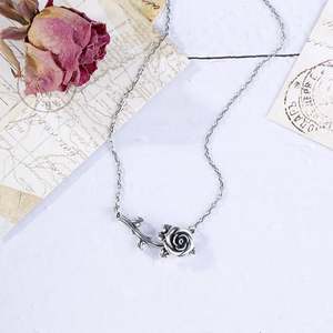 Collar Jeulia con Hojas de Corazón y Rama de Rosa para Fiesta - Product Image 6