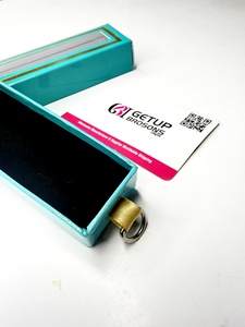 Caja personalizada de una sola ranura con un interior de espuma segura para pinzas, disponible en cada color, con logotipo personalizado en el empaque. - Product Image 1