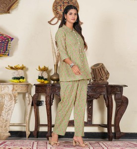 Conjunto de Pijama de Rayón con Estampado Floral para Mujer, con Cuello Camisero, Manga Tres Cuartos, Ajuste Cómodo y Relajado, Color Verde - Product Image 4