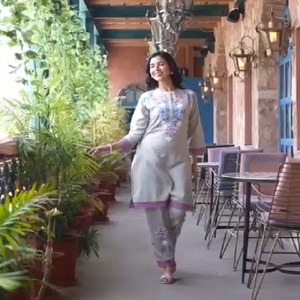 Ensemble Kurti et pantalon en soie romaine avec doublure en coton, pour le bureau et les occasions courantes, exporté d'Inde, pour femmes, idéal pour les fêtes. - Product Image 1