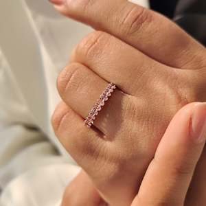 แหวนแต่งงานเพชรทรงรีสีชมพูแบบครึ่งวงกลม - Product Image 3