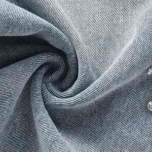 Sentez la qualité supérieure des pierres de qualité industrielle qui ne perdent jamais leur éclat sur votre pantalon en jean moderne orné de strass. - Product Image 6