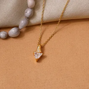 Collier tendance avec pendentif triangle plaqué or pour femmes, bijoux en acier inoxydable avec diamant et chaîne à maillons - Product Image 2