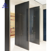 Portes pivotantes personnalisées en aluminium minimaliste pour l'intérieur, avec grilles décoratives et verre trempé, vente en gros