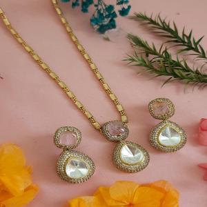 Ensemble de collier et de boucles d'oreilles en chaîne plaquée or de qualité supérieure avec pierres de designer, collection de vêtements de mariage pour femmes - Product Image 2