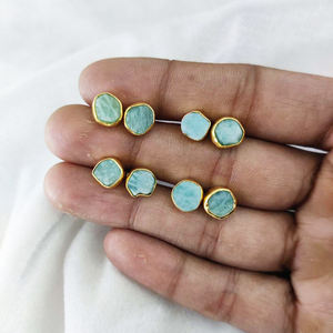 Boucles d'oreilles clous en argent sterling plaqué or avec pierres de naissance brutes - Bijoux de fête exquis - Product Image 5