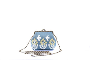 Petit sac en lin avec reliure en cuivre et trois Branches de perles de verre à paillettes, deux oiseaux brodés et bandoulière en chaîne, vente en gros - Product Image 6