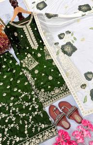 เปิดตัวชุดออกงานดีไซน์ใหม่ เสื้อไหมพร้อมกางเกงพลัสโซและผ้าคลุมไหล่ - Product Image 5