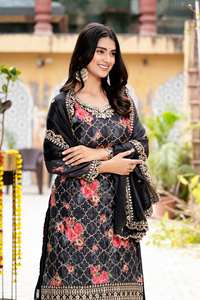 Lancement de la nouvelle collection moderne de Kurtis et Plazzos de fête avec Dupatta en soie de chiffon à motifs embossés et broderies - Product Image 4