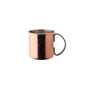 Tasse en cuivre avec des motifs architecturaux ou urbains en relief complexes et une poignée en laiton, une décoration unique - Product Image 3