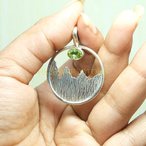 จี้เงินแท้ 925 ประดับพลอยเพอริดอท ดีไซน์ภูเขาทรงกลม ทำด้วยมือ |   เครื่องประดับเพอริดอทสีเขียวธรรมชาติ - Product Image 3