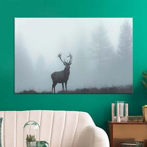 Toile imprimée : Art mural cerf dans la forêt brumeuse - Décoration nature minimaliste, toile encadrée - Product Image 1