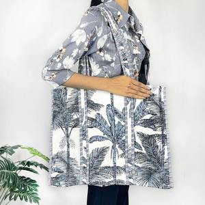 Sac fourre-tout en toile matelassé en coton réversible gris et blanc, tendance, écologique, léger, avec fermeture éclair, poches intérieures, pour voyage - Product Image 2