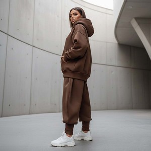 Ensemble de survêtement pour femme marron moka, silhouette structurée, pantalon de jogging ajusté, chevilles serrées, sweat à capuche surdimensionné arrondi, short à deux genoux - Product Image 3