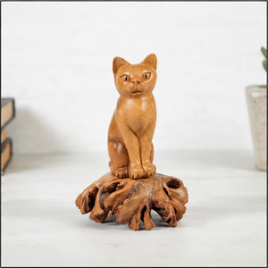 Figurine de chat sculptée à la main en bois sur base en bois naturel, sculpture animale traditionnelle pour décoration de table - Product Image 1