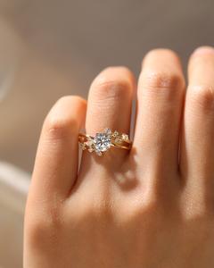 Bague de fiançailles en or CZ coupe ronde de 7mm avec marquise et grappe de pierre latérale ronde bijoux d'anniversaire de mariage de mariée - Product Image 3