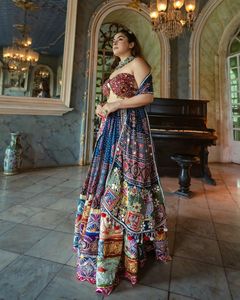 ชุดเลเฮงดีไซน์เซ็กซี่สำหรับเทศกาล งานเฉลิมฉลองนวราตรี ลายพิมพ์บันดาห์นีแท้ ประดับกระจก ชานียา โจลี สำหรับผู้หญิง งานดันดียา - Product Image 4