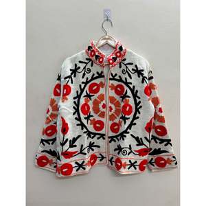 Veste d'été en coton Anar Bloom, broderie à la main motif Suzani en ivoire avec des touches de vermillon et d'ocre - Product Image 3