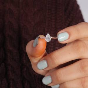 Anillo de compromiso de moissanita con corte de pera de 0,82 quilates, diseño personalizado, oro sólido de 14 quilates con certificado IGI para boda de mujer - Product Image 1