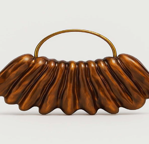 Bolso metálico con relieve floral en oro rosa de alto brillo. Disponible a precios de mayoreo. - Product Image 3