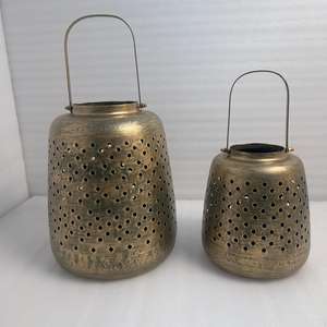 Farol Decorativo de Hierro con Acabado Dorado que Realza Espacios Interiores, Balcones y Entradas con Elegante Artesanía Metálica y Brillo - Product Image 1