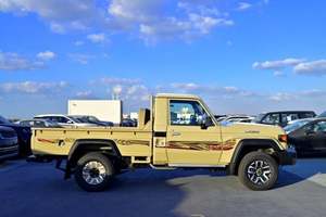 2022 pour 79LC Cabine Simple 4.1-6L Diesel SUV 4WD Premium Turbo Transmission Automatique R20 Panoramique En Cuir Foncé - Product Image 2