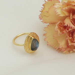 Elegante anillo de pera ajustable de labradorita | Joyería de latón chapado en oro de 18 quilates | Proveedor de fábrica de bodas hechas a mano Jaipur India - Product Image 1
