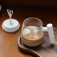 2025 가장 인기있는 사용자 정의 로고 400ML 배터리 전원 자동 회전 교반 손잡이와 높은 붕규산 유리 커피 컵