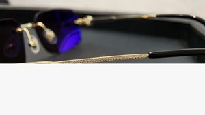 Gafas de Sol de Lujo con Marco Chapado en Oro y Piedras Brillantes, Diseño Rectangular Moderno y Elegante, Accesorio de Moda Perfecto para Unisex - Product Image 2