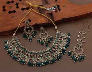 Nouveau design plaqué or traditionnel goutte perle & Kundan clouté boucle d'oreille Mangtika collier ras du cou ensemble et ensemble de bijoux pour femme - Product Image 4
