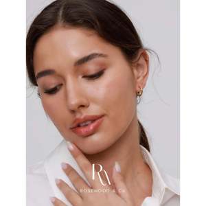 Boucles d'oreilles créoles torsadées délicates plaquées or 18 carats, non ternissantes, légères et tendance, cadeau idéal pour elle, pour maman - Product Image 3