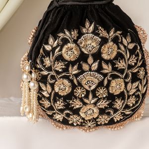 Beau sac potli en velours noir avec perles de verre en cristal lourd et perles embellies pour les fêtes et les mariages en 2024 - Product Image 1