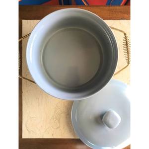 Casserole couverte en céramique vintage avec support en métal orné Vaisselle du milieu du siècle Chauffe-plats en grès violet vintage - Product Image 2