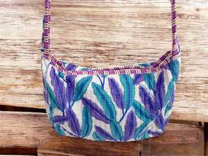 Bolsa con Estampado a Mano con Hojas Púrpuras y Verde Azulado sobre Fondo Blanco, Fácil de Lavar, Accesorios para Mujer - Product Image 2