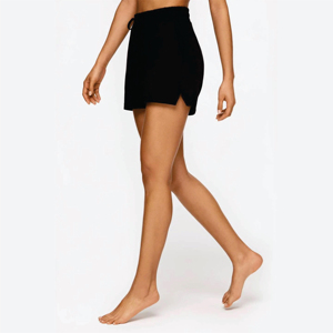 Short de yoga de meilleure qualité avec logo personnalisé Short d'entraînement en polyester pour femme avec poches - Product Image 3