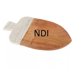 Planche à découper pour salade de légumes au design unique Planche à découper pour salade en marbre et bois au design personnalisé - Product Image 1
