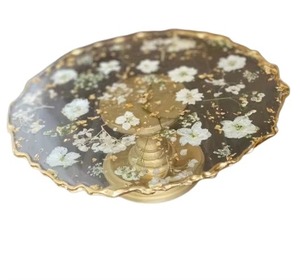 Soporte de pastel transparente hecho a mano con diseño floral blanco Soporte de servicio elegante para pasteles Muffins Cupcakes y eventos de La India - Product Image 1