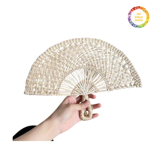 Abanico Tradicional de Seagrass para Uso en Verano y Decoración - Product Image 1