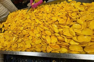 สแน็คร้อน มะม่วงอบแห้ง ครึ่งชิ้น มะม่วงอบแห้งบริสุทธิ์ อาหารแห้งแสนอร่อย - Product Image 4