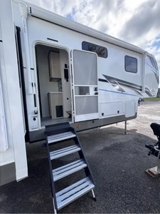 Camping-car d'occasion 3 mois d'utilisation 2023 2024 2025 Forest River Fifth Wheel Wildcat 34CRIB Remorque de voyage RV - Product Image 3