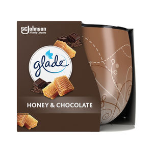 Profitez d'une ambiance chaleureuse alors que la Glade Candle 120g Honey & Chocolate libère en douceur son doux parfum. - Product Image 1