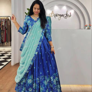 Shiv Fashion Lehenga Choli en Chinon bleu à motifs floraux, style élégant, tenue de fête traditionnelle indienne et pakistanaise, avec Dupatta menthe à séchage rapide - Product Image 1