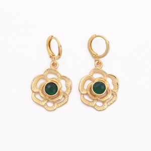 Pendientes de aro hechos a mano con piedras preciosas de ónix verde, forma redonda chapada en oro, estilo de flor texturizada, joyería de gota de moda - Product Image 1